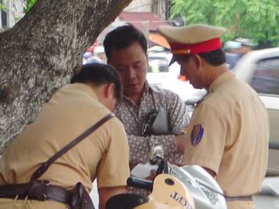 Phạm luật còn nhổ nước bọt vào cảnh sát giao thông