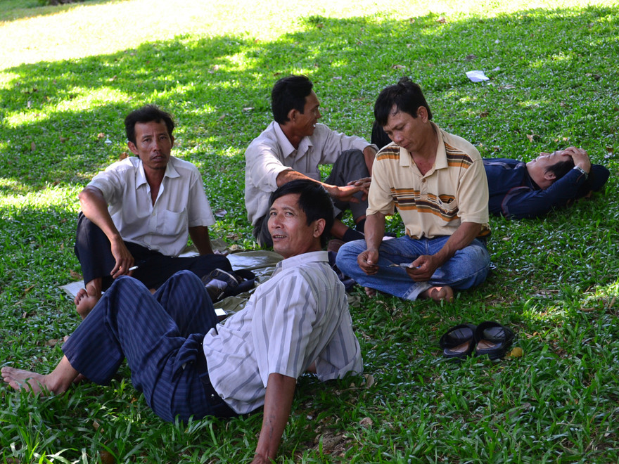 Đủ kiểu núp bóng tránh nóng chờ sĩ tử