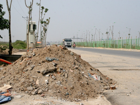 Đổ bừa phế thải trên Đại lộ Thăng Long