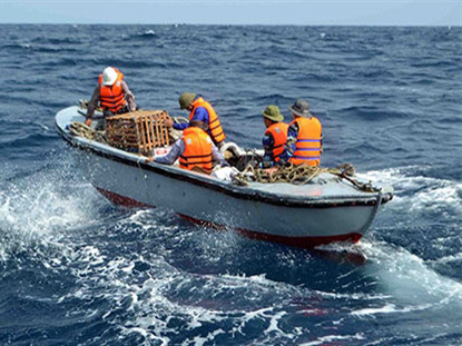 Quà Tết vượt sóng, gió đến với bộ đội nhà giàn