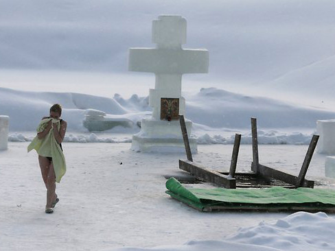 Một phụ nữ vừa thực hiện nghi lẽ tắm hồ băng