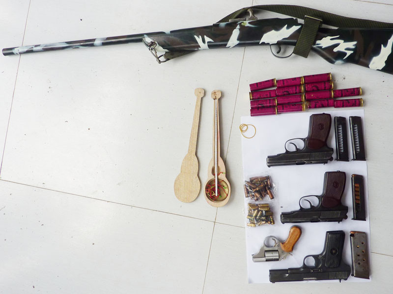 Phá chuyên án ma túy thu năm khẩu súng