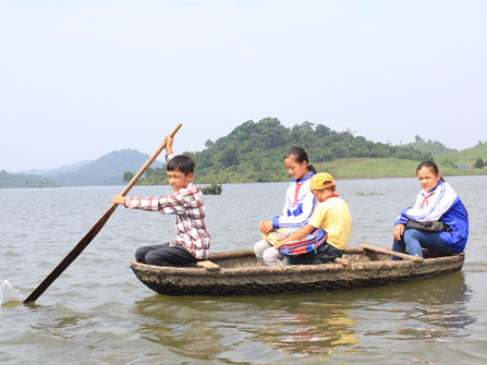 Cậu bé lớp 7 chèo thuyền đưa bạn bè tới lớp