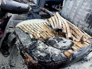 Xe buýt bỗng dưng bốc cháy khi dừng trên đường