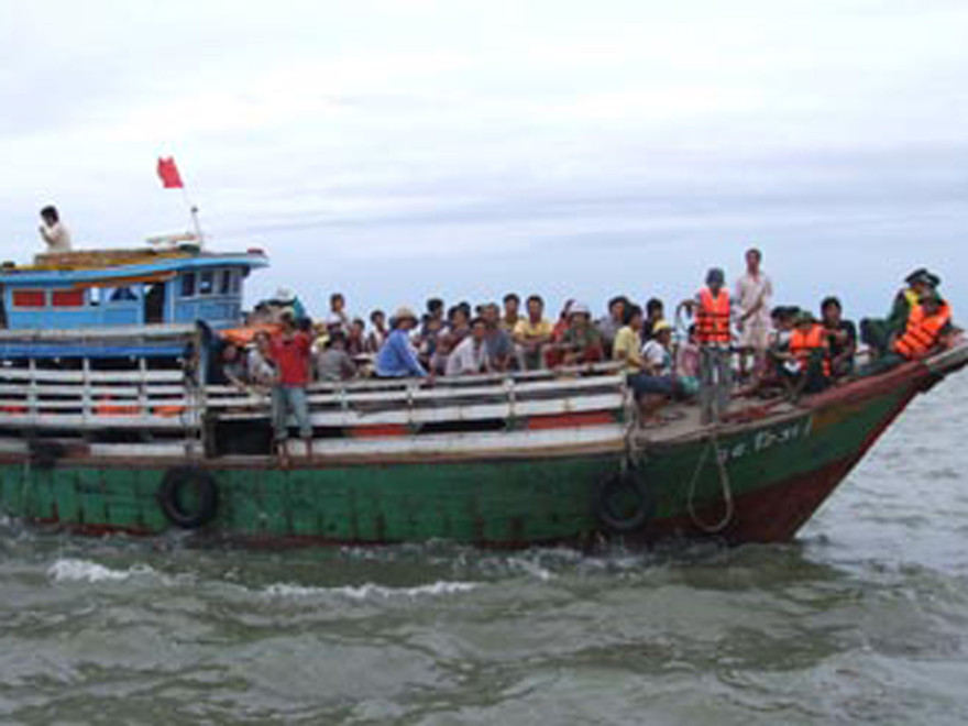 Sơ tán người dân xã đảo Thạnh An vào đất liền để tránh bão năm 2009