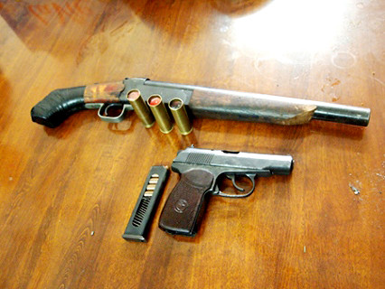 Hải Phòng: Em trai nổ súng hoa cải, đe dọa giết chị