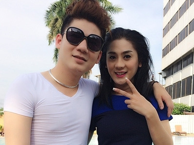 Lâm Chi Khanh tình tứ bên bạn trai