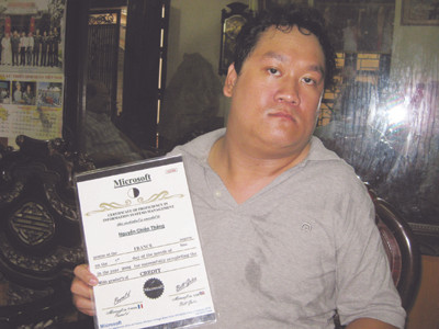 Anh Thắng và bằng Microsoft có chữ ký của ông Bill Gates