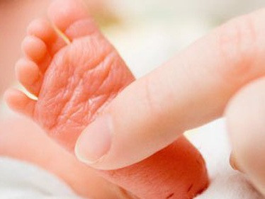 Bé sơ sinh sống lại trong nhà xác