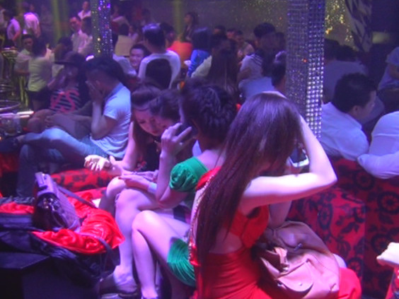 Đột kích vũ trường lớn nhất Sài Gòn