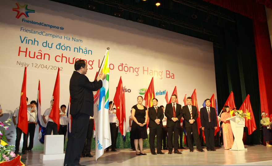 FrieslandCampina Hà Nam nhận Huân chương Lao động Hạng ba