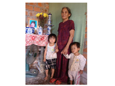 Cụ bà 71 tuổi nuôi hai cháu mồ côi nhiễm HIV