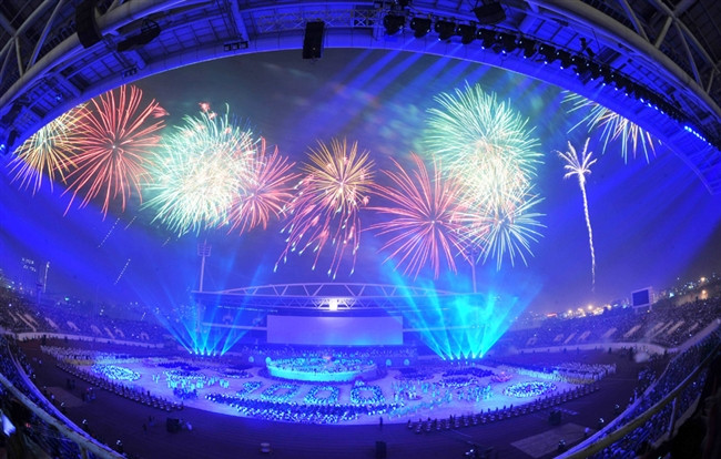 Pháo hoa rực sáng trong đêm 10 - 10