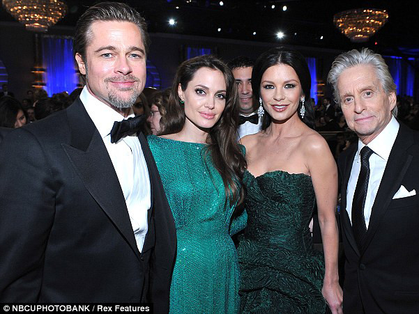 Cặp sao chiến thắng bệnh ung thư hạnh phúc trên thảm đỏ