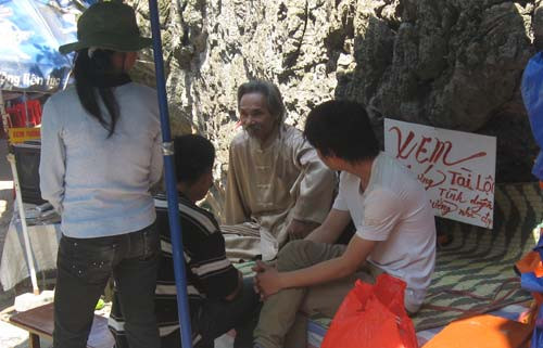 Chồng đòi đốt nhà thầy bói vì vợ tin phán bậy