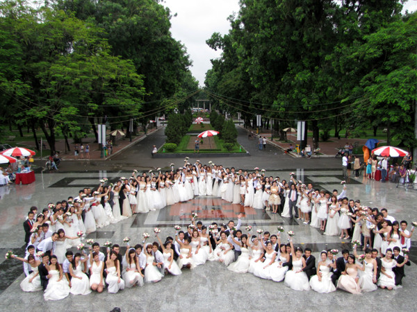 100 cặp uyên ương xếp thành trái tim khổng lồ