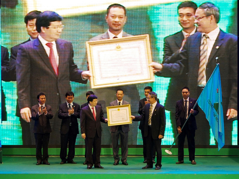 Đại diện Constrexim nhận Huân chương Độc lập hạng Ba