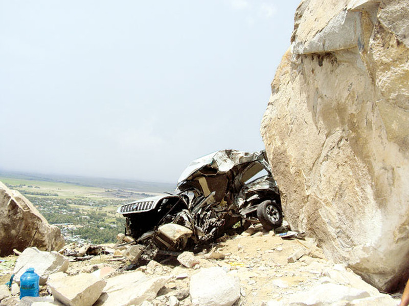 Đá lăn do phá núi mở đường?