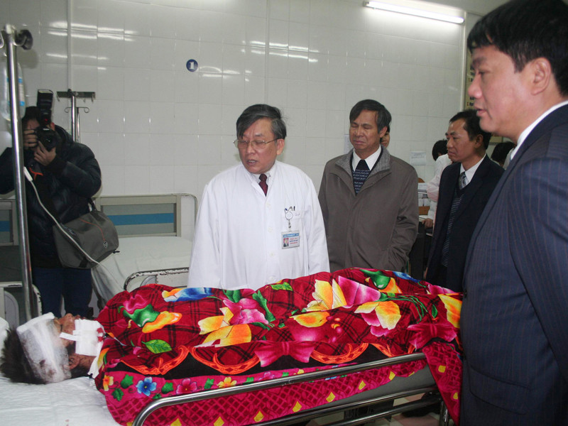 Bộ trưởng Đinh La Thăng bên giường bệnh một nạn nhân mới 16 tuổi đi xe máy không đội MBH bị TNGT, được cấp cứu tại Bệnh viện Việt Đức (ảnh chụp ngày mùng 4 Tết)