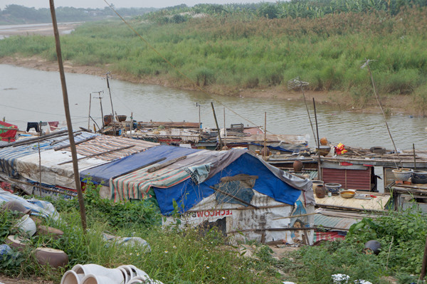 Làng gốm sông Hồng tồn tại hơn 30 năm trên những thuyền mắc cạn