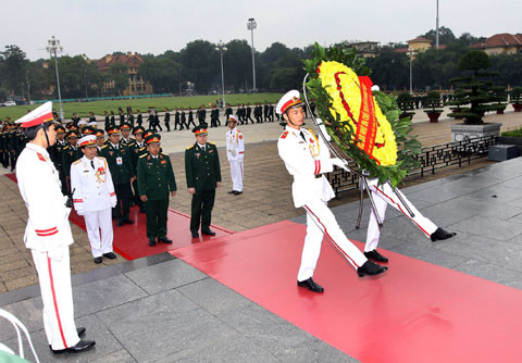 Đại biểu thanh niên Quân đội vào lăng viếng Bác