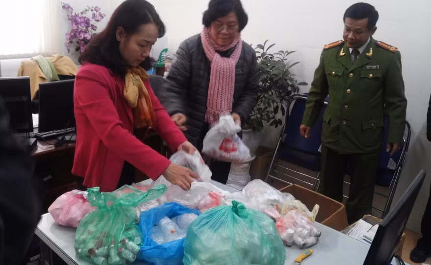 Cơ quan chức năng tiến hành thu giữ thuốc không nguồn gốc