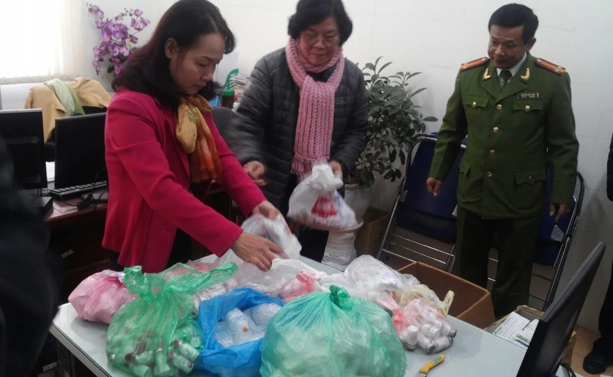 Cơ quan chức năng tiến hành thu giữ thuốc không nguồn gốc
