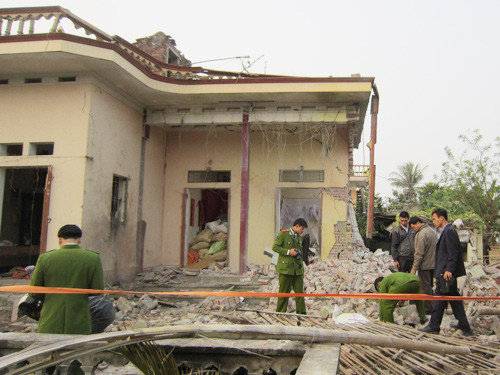 Nổ pháo sập nhà, bốn người thương, vong