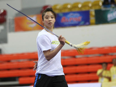 Võ sĩ Dương Thúy Vi nén đau lên ngôi