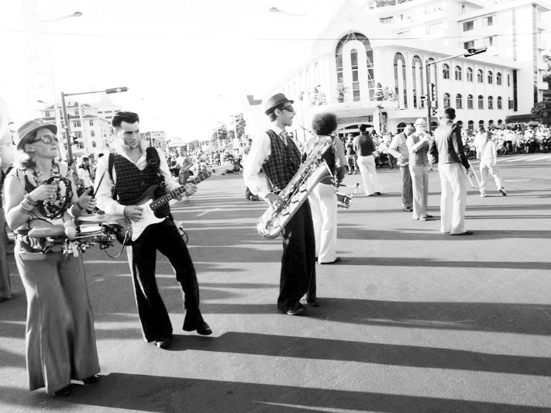 Đoàn nghệ thuật đường phố Traine Savates (Pháp) biểu diễn trên đường Đống Đa thu hút đông đảo công chúng