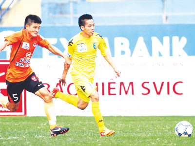 Hà Nội T&T (phải) đã đòi lại ngôi đầu sau trận đại chiến với Sài Gòn FC Ảnh: VSI