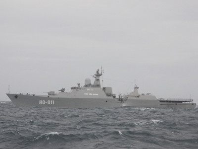 Chiến hạm Việt cưỡi trên sóng dữ, vượt biển khơi