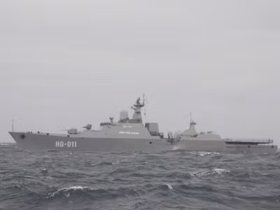 Chiến hạm Việt cưỡi trên sóng dữ, vượt biển khơi
