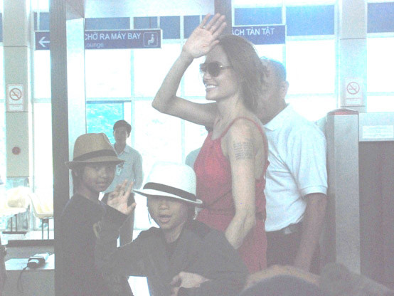 Angelina Jolie cùng Pax Thiên rời Côn Đảo