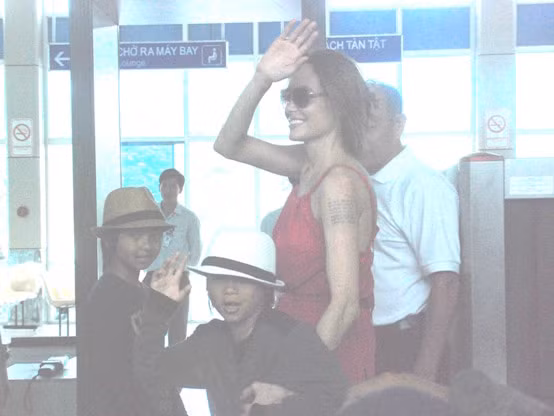 Angelina Jolie cùng Pax Thiên rời Côn Đảo