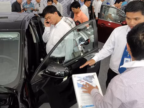 Cấm mua ôtô, xe máy bằng tiền mặt: Câu hỏi lộ trình