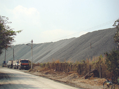 Đá chất cao như núi tại một doanh nghiệp khai thác mỏ đá ở Biên Hòa