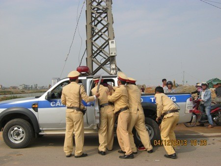 Tài xế cướp súng CSGT rồi chạy về nhà