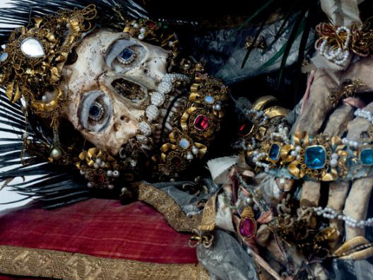 Kinh ngạc những bộ xương gắn đầy đá quý