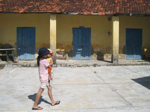 Hàng trăm học sinh hơn 20 năm sống cùng 'kho thuốc độc'