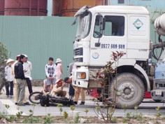 Không làm chủ tốc độ, xe tải tông thẳng vào xe máy