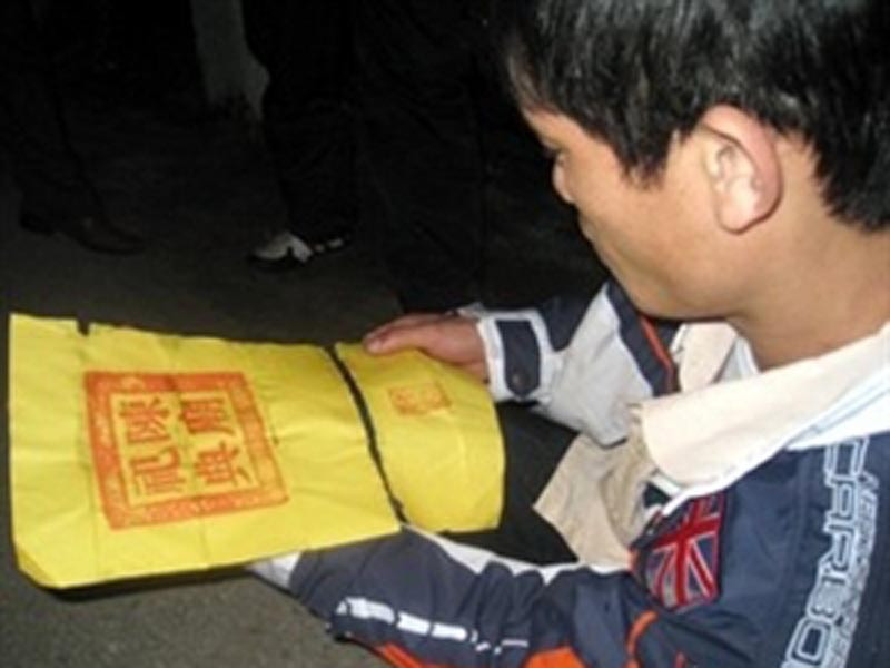 Phát ấn đền Trần in trên giấy