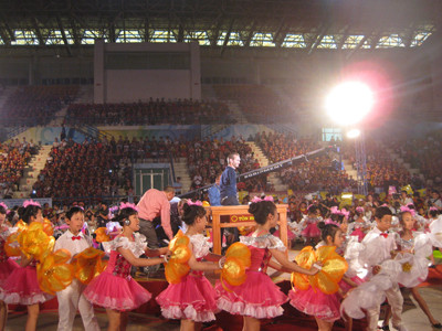 Nick Vujicic trong buổi giao lưu với trẻ khuyết tật ảnh: L.T