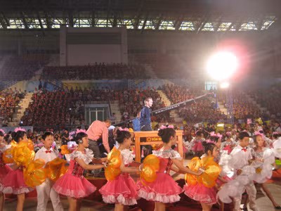 Nick Vujicic trong buổi giao lưu với trẻ khuyết tật ảnh: L.T