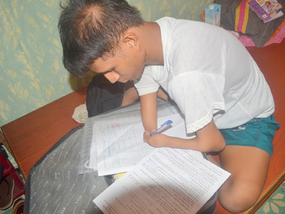 Chàng trai cụt tứ chi 'đi' 300 km thi ĐH