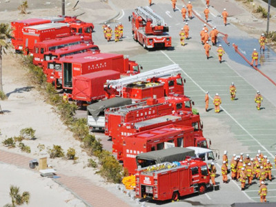Lực lượng chữa cháy chuẩn bị phun nước vào các lò phản ứng của nhà máy điện hạt nhân Fukushima	Ảnh: Kyodo