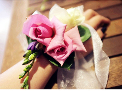 Điểm nhấn lạ - hoa cổ tay cho cô dâu