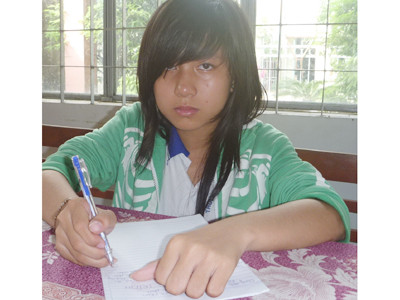 Huỳnh Hồng Ngọc tường trình vụ việc tại Công an thị trấn Tân Hiệp. Ảnh: Châu Thành