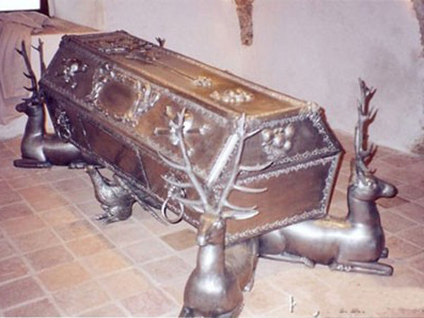 Đại gia Việt chi triệu đô mua quan tài, xây lăng mộ