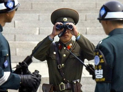 Lính Triều Tiên và Hàn Quốc tại khu phi quân sự giữa hai nước